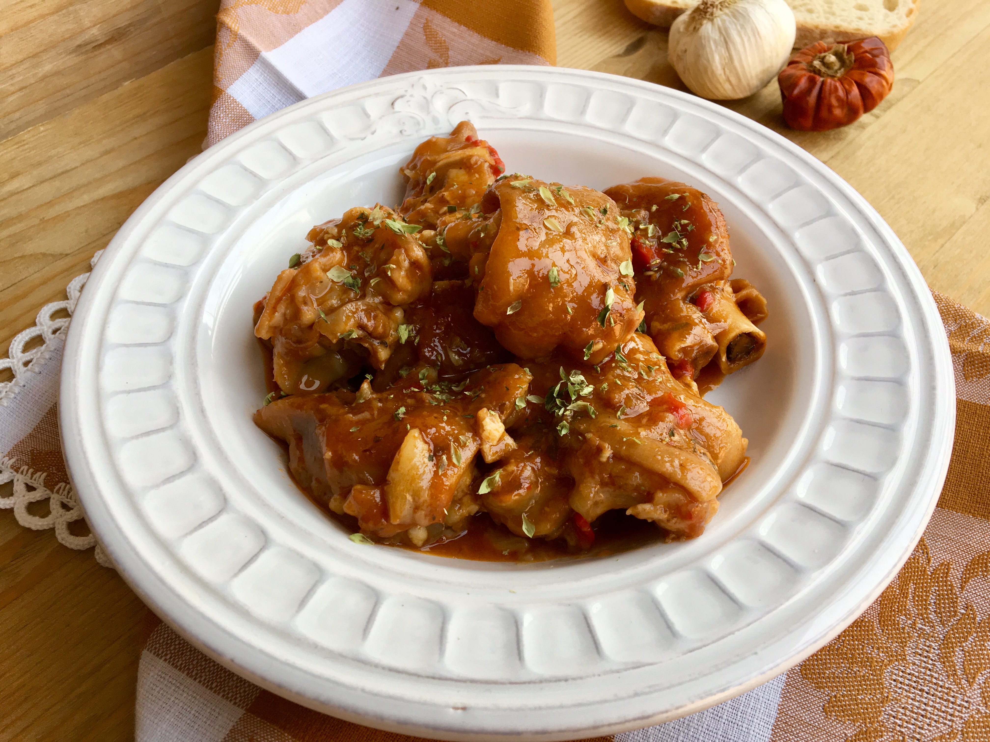 Manitas  de cerdo en salsa